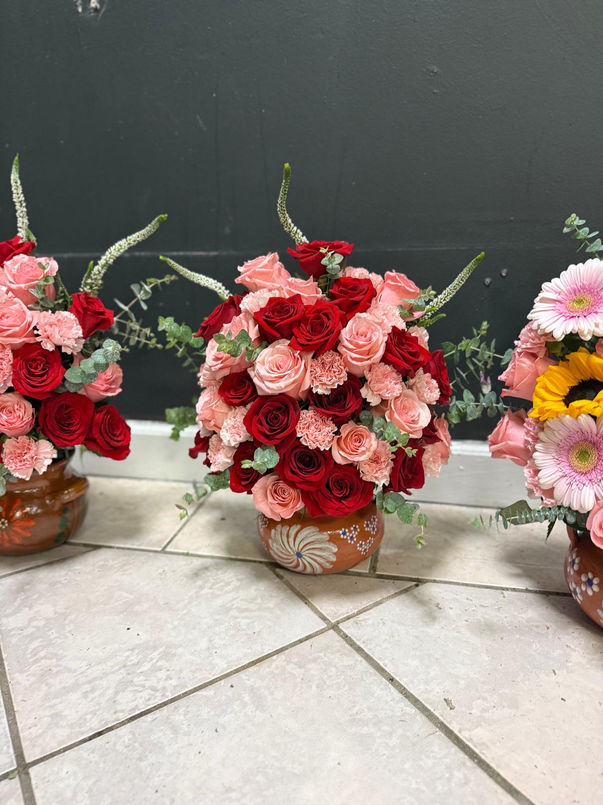 Ollita de Barro With Red and Pink Roses