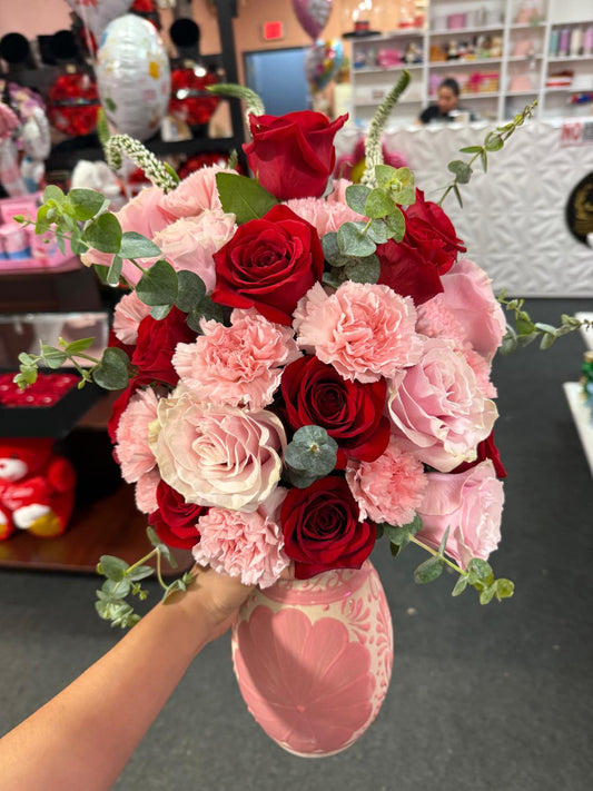 Ollita de Barro With Red and Pink Roses