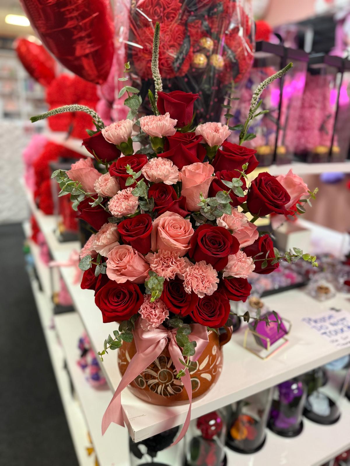 Ollita de Barro With Red and Pink Roses
