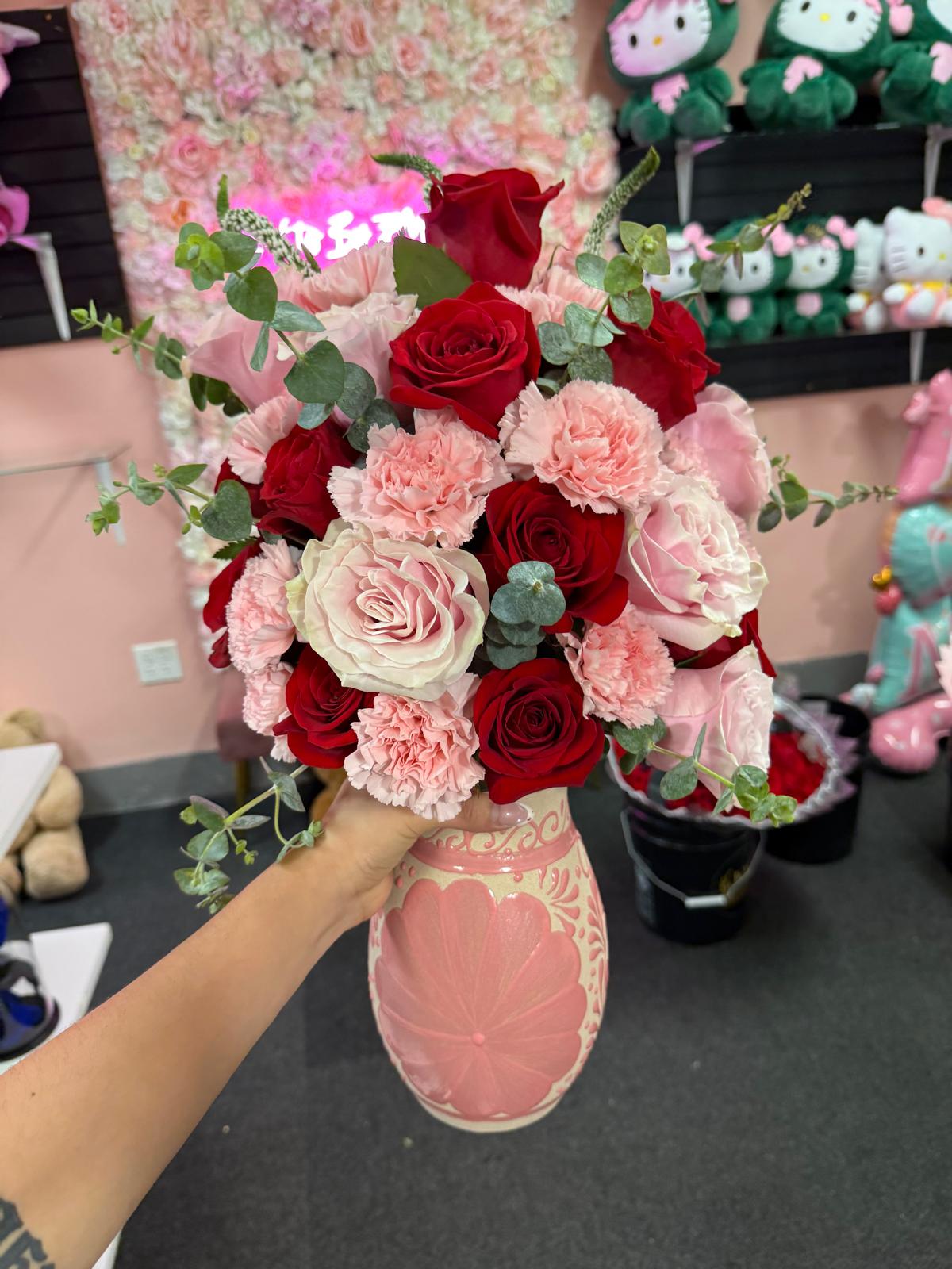Ollita de Barro With Red and Pink Roses