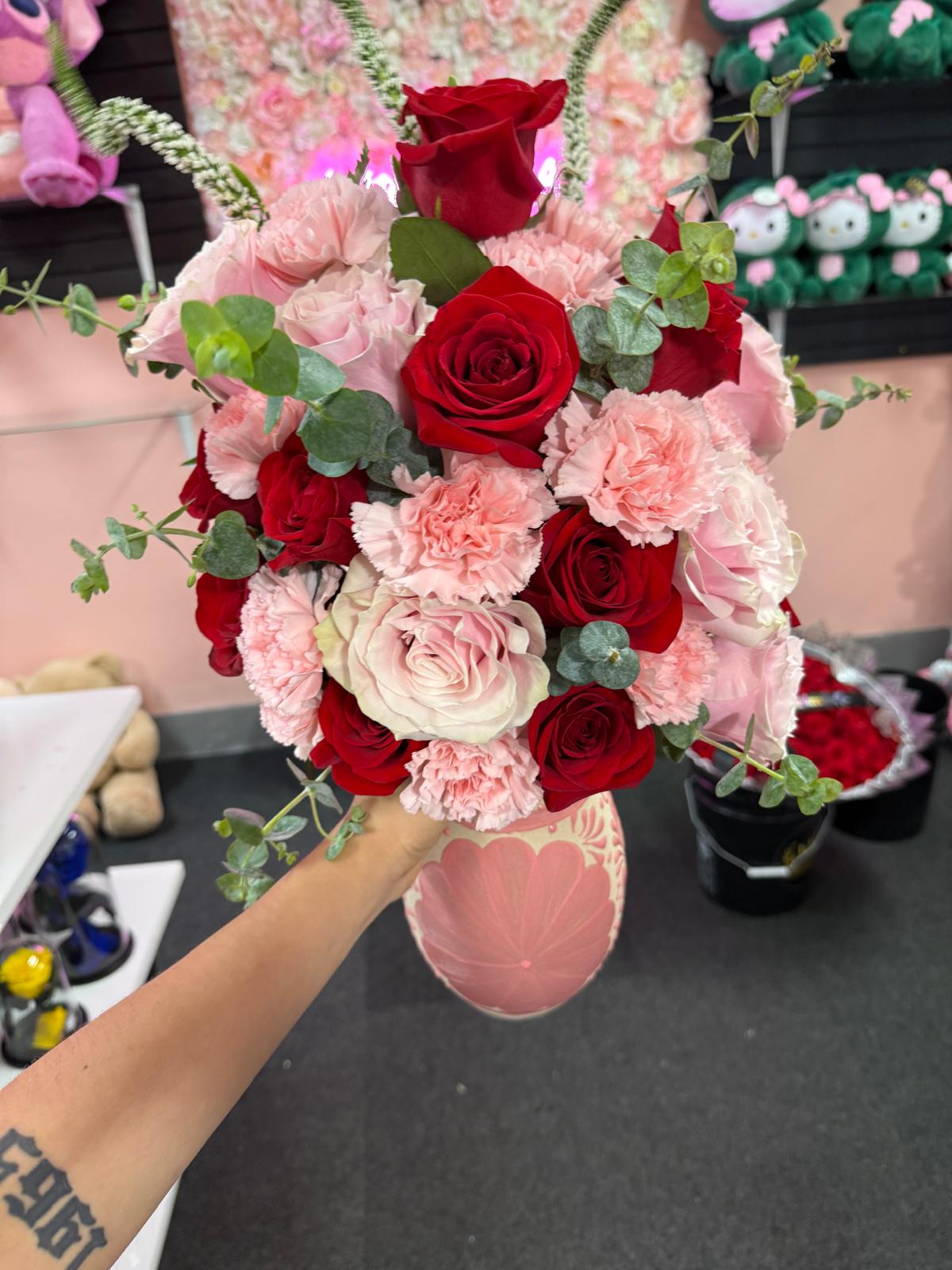 Ollita de Barro With Red and Pink Roses